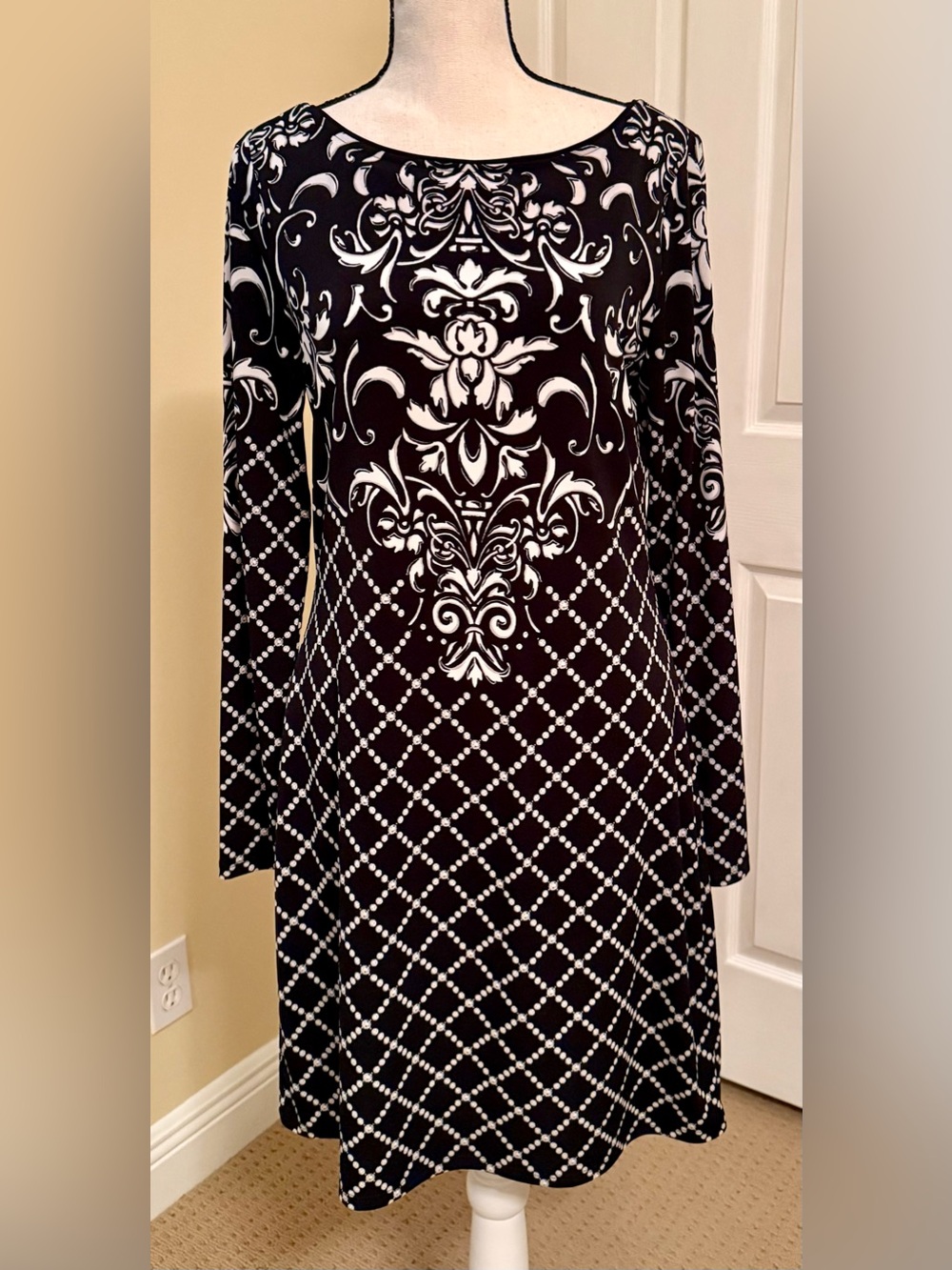 White House Black Market Black and White Long Sleeve Baroque Print Dress, Sz S